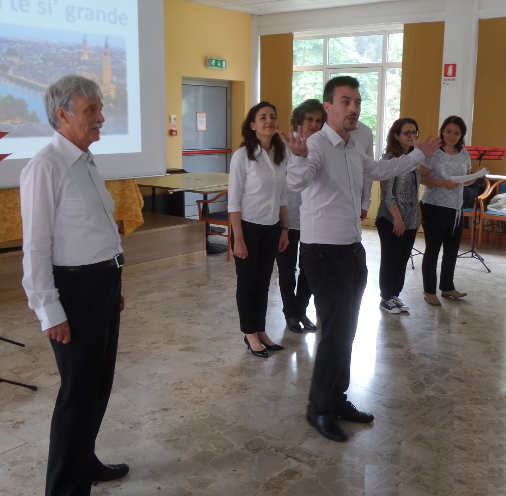 Alessandro saluta il opubblico col "pistolotto" finale
